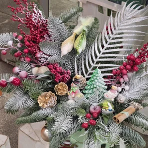 Праздничная коробка из живого лапника со свечой, украшенная